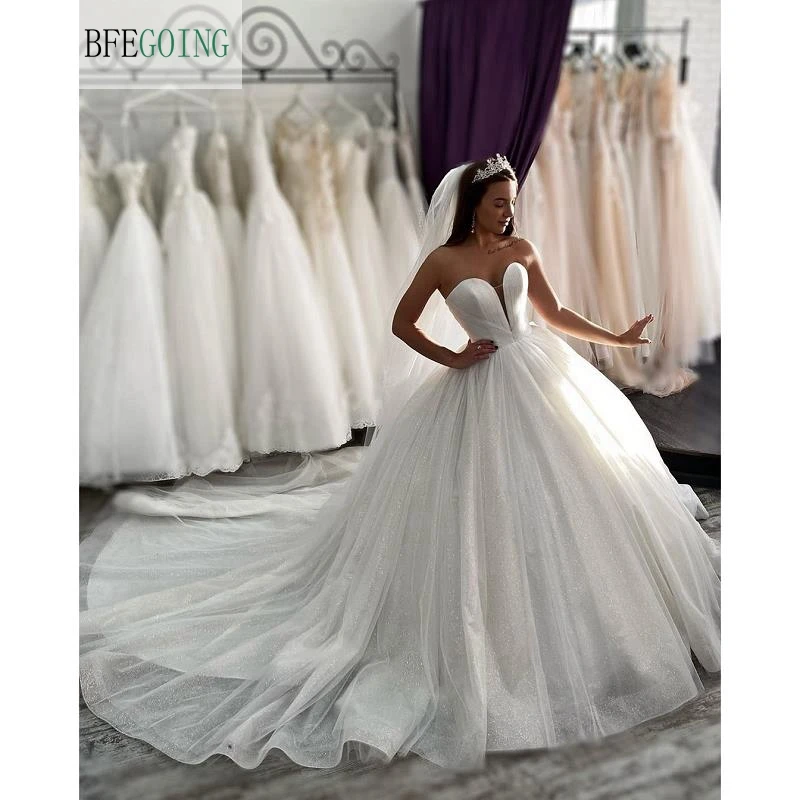 Бальное платье в пол из белой органзы без бретелек рукавов со шлейфом | Свадьбы и