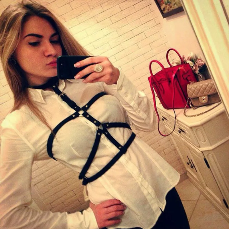 Модная одежда в европейском и американском стиле панк с кожаным поясом черное