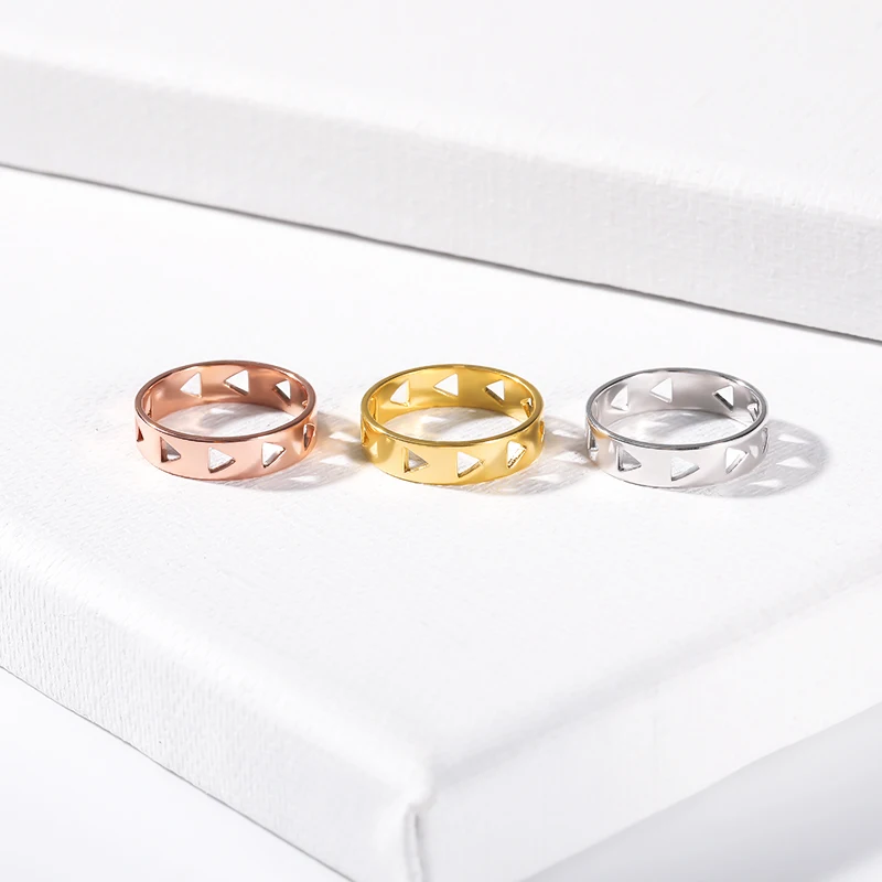 Полый бюстгальтер с треугольными чашечками украшением в виде кольца для женщин