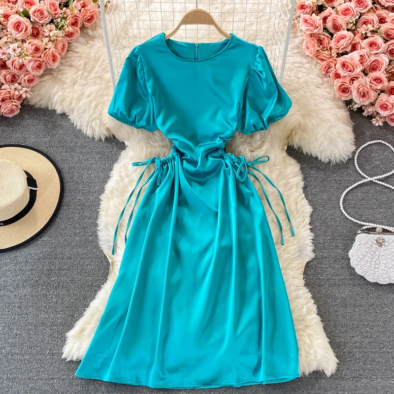 Атласное платье с круглым вырезом высокой талией и рукавами-фонариками | Женская