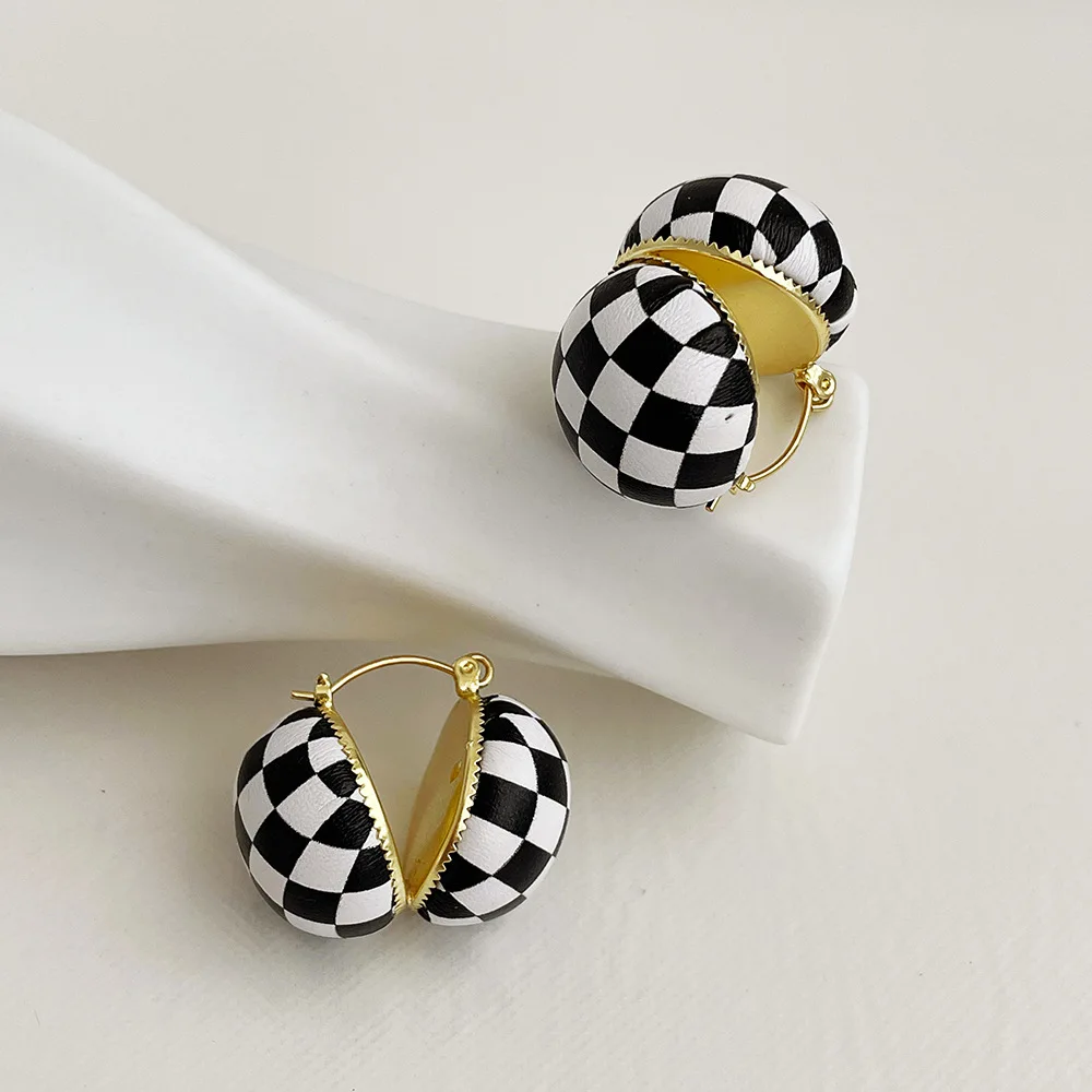

SimpleFashion Stud Earrings for Women 2021 New Jewelry White Black Button Lattice Pendientes Earrings Accessories Christnas Gift