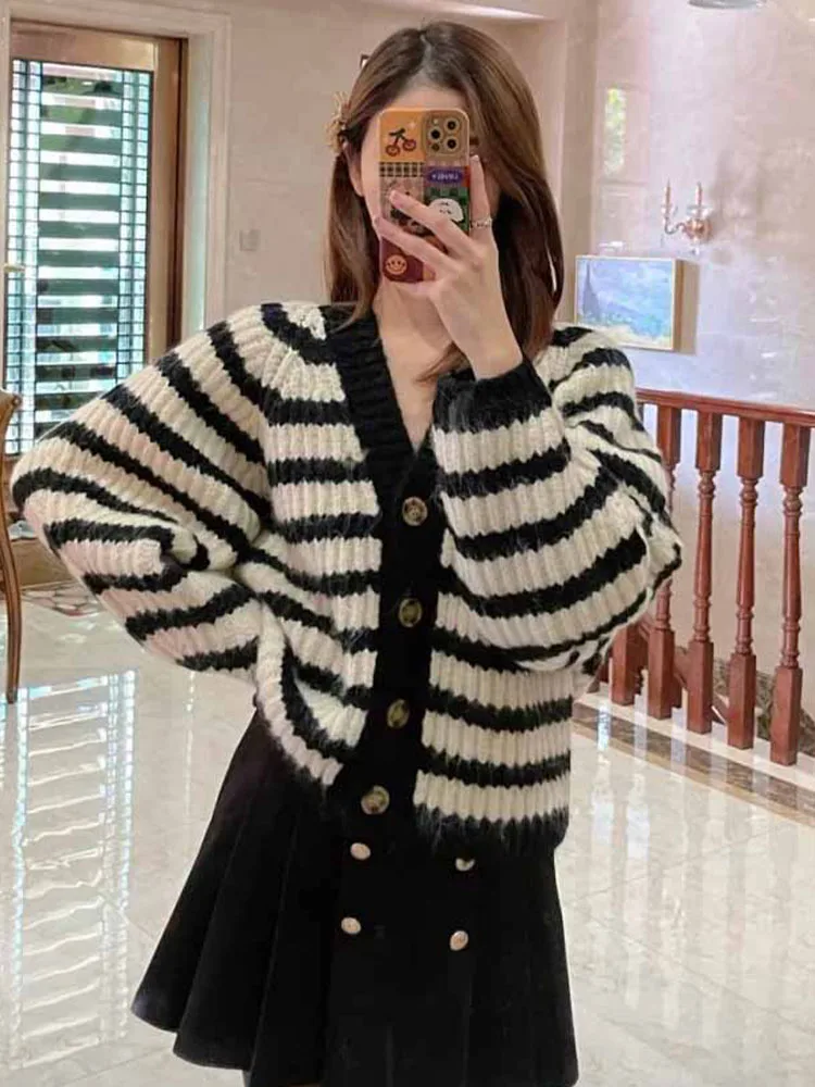 

Женская Повседневная трикотажная куртка в полоску, свободная универсальная простая куртка в стиле ретро с V-образным вырезом и длинными рук...