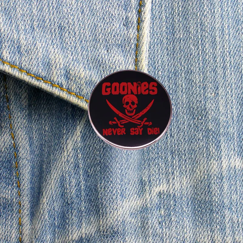 Goоны никогда не говорят штампованная эмалированная булавка группа post-rock из Blackpool