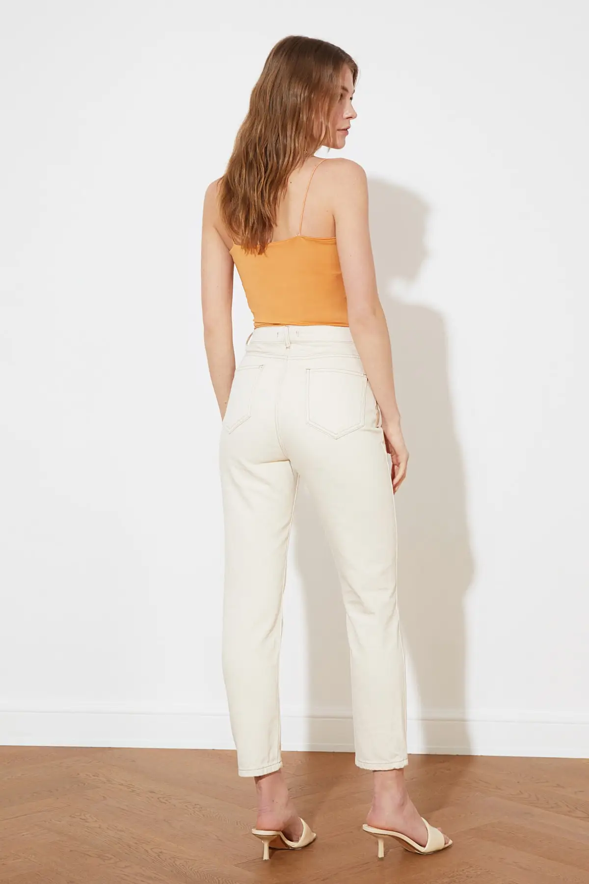 

Trendyol Waist Detail High Bel Mom Jeans TWOSS21JE0678