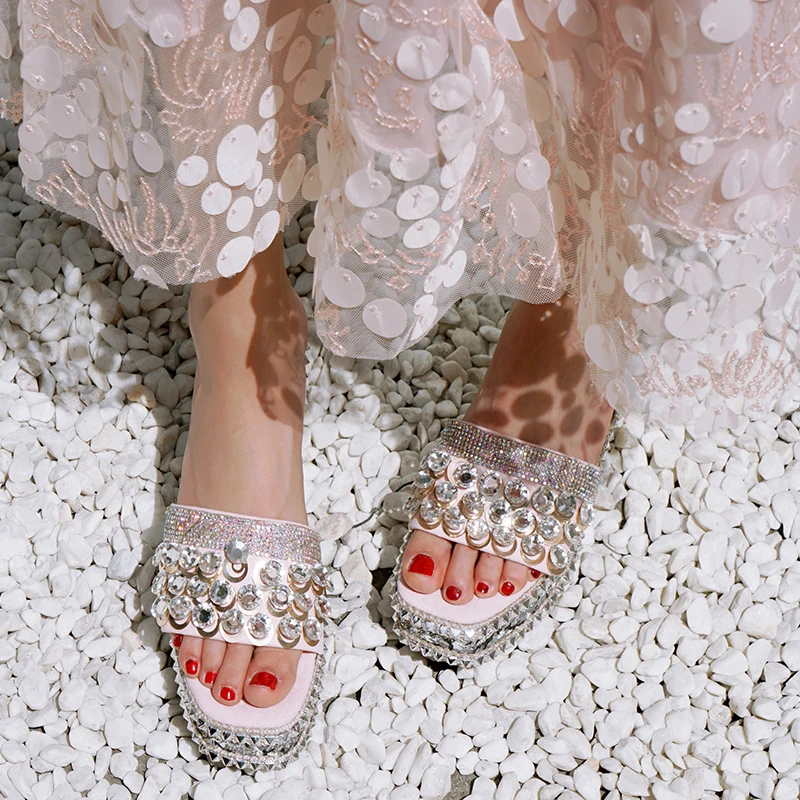Новинка 2020 года женские розовые босоножки на танкетке со стразами сабо платформе
