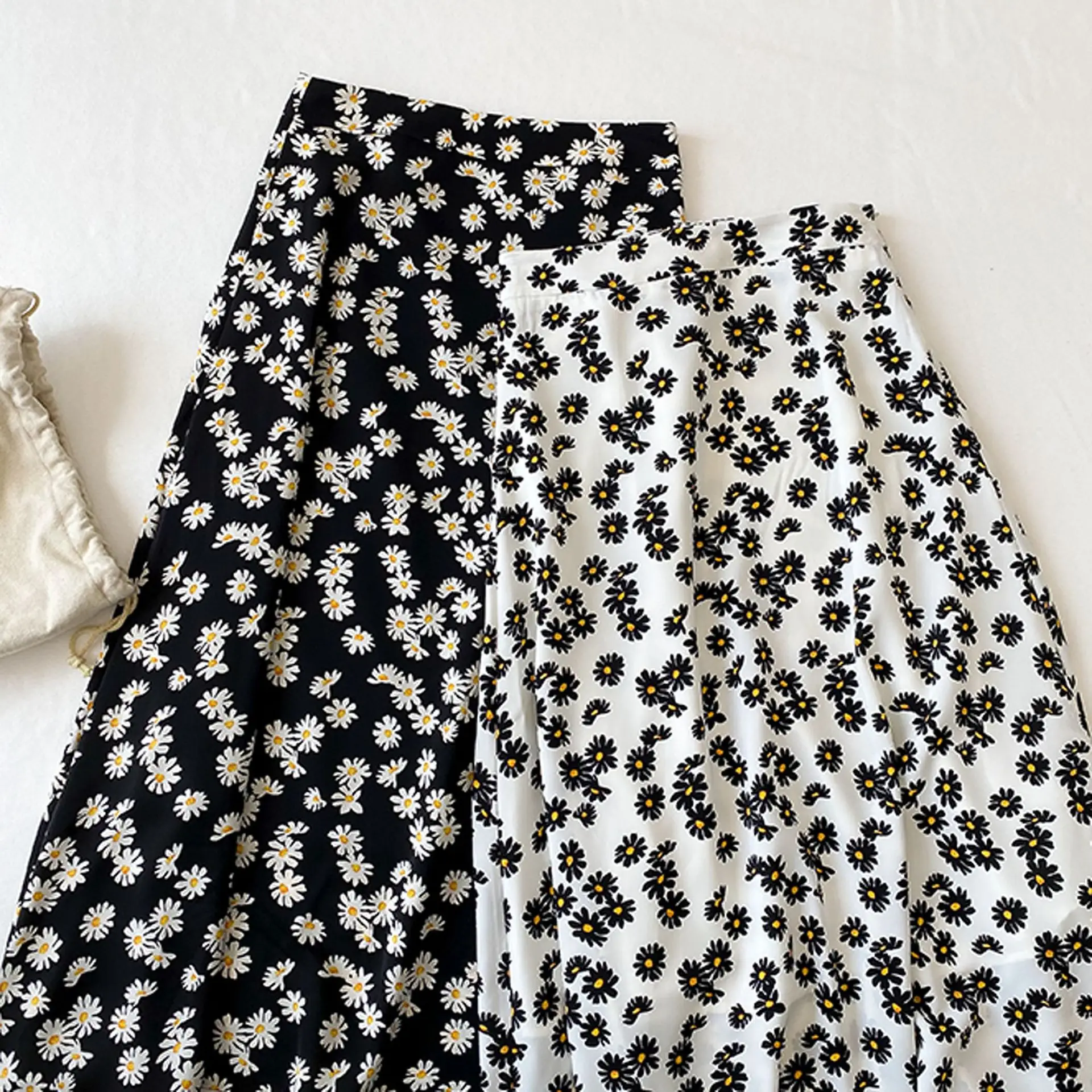 Женская юбка миди с цветочным принтом и ромашками эластичная на молнии высокой