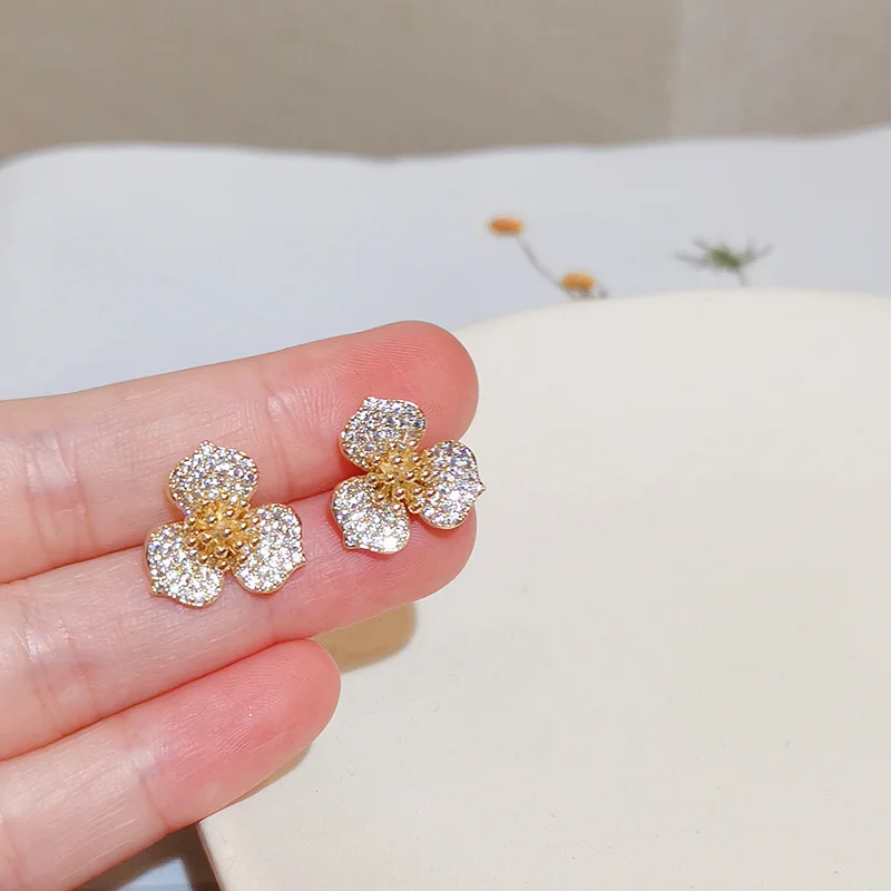 Милые романтические милые прозрачные серьги с цирконием кубической огранки для