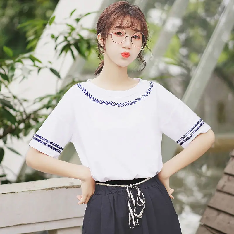 

Женская Полосатая футболка цвета хаки с коротким рукавом и вышивкой, универсальная Свободная белая футболка с коротким рукавом в гонконгск...