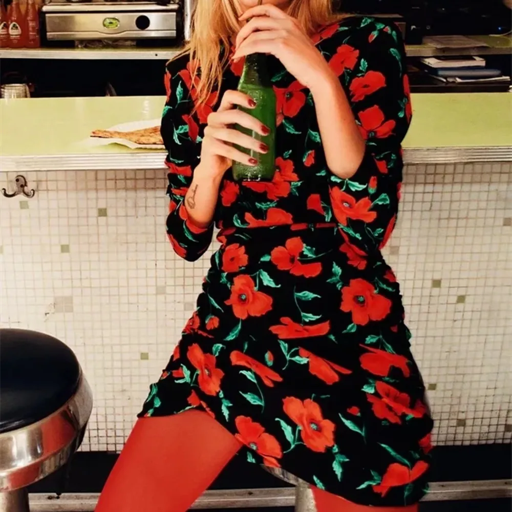 

Женское мини-платье с V-образным вырезом, длинным рукавом-фонариком и поясом на резинке