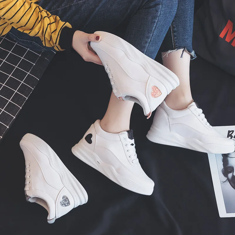 Женские кроссовки увеличивающие рост белые удобные уличные с сердечками Новинка