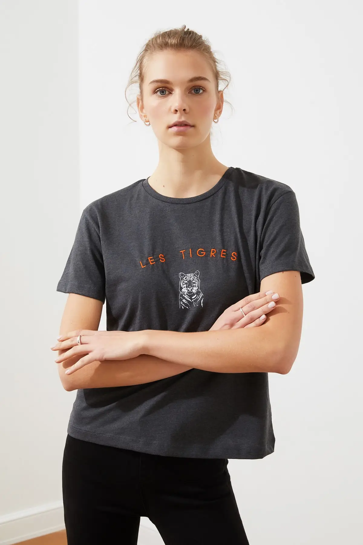 Укороченная трикотажная футболка с вышивкой Trendyol TWOSS20TS0312|Футболки| |