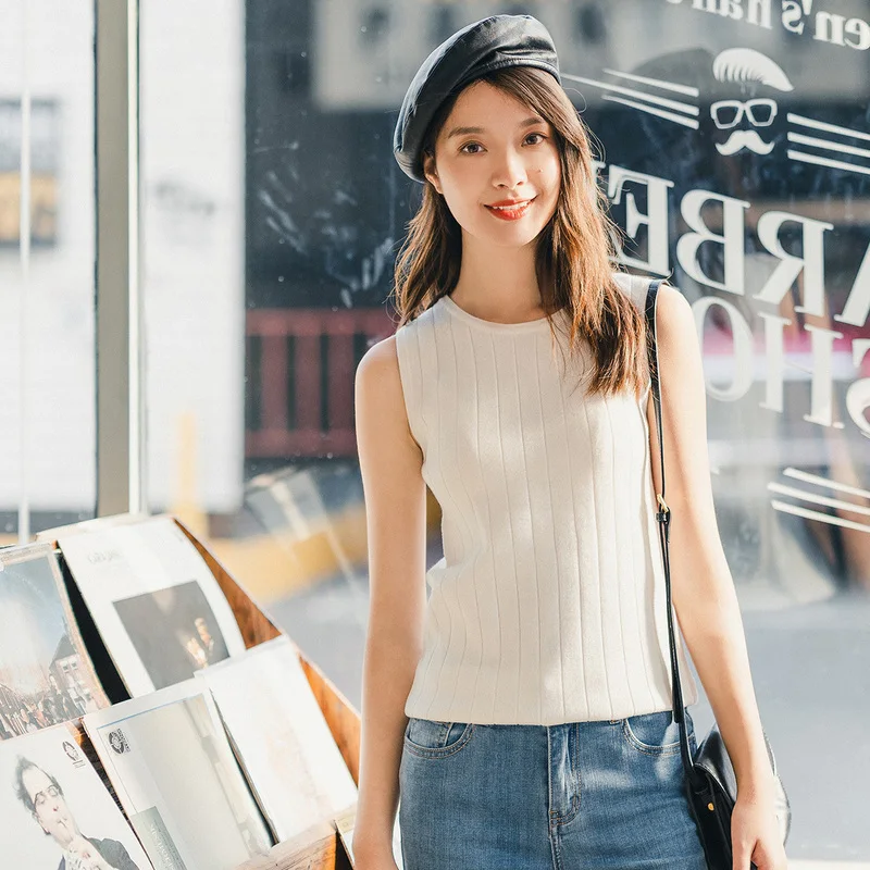 Трикотажная безрукавка однотонная в сдержанном стиле для любого случая лета 2020 |