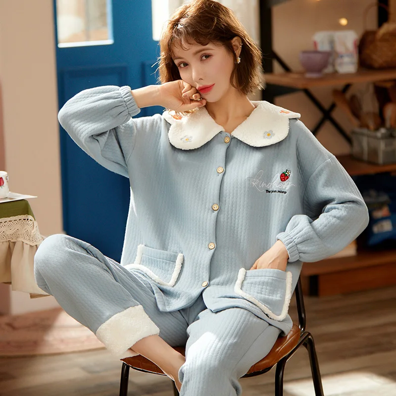 Женская зимняя утепленная Хлопковая пижама с цветами и клубничками на весну