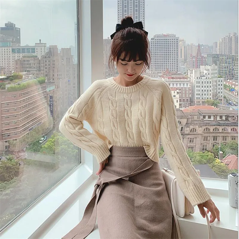 Короткий женский свитер на бретельках свободного кроя осенне-зимний с длинным