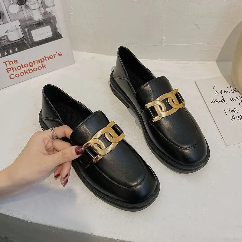 

Кроссовки женские кожаные на плоской подошве, повседневные легкие лоферы, с металлической цепочкой, квадратной пряжкой, модная Уличная обу...