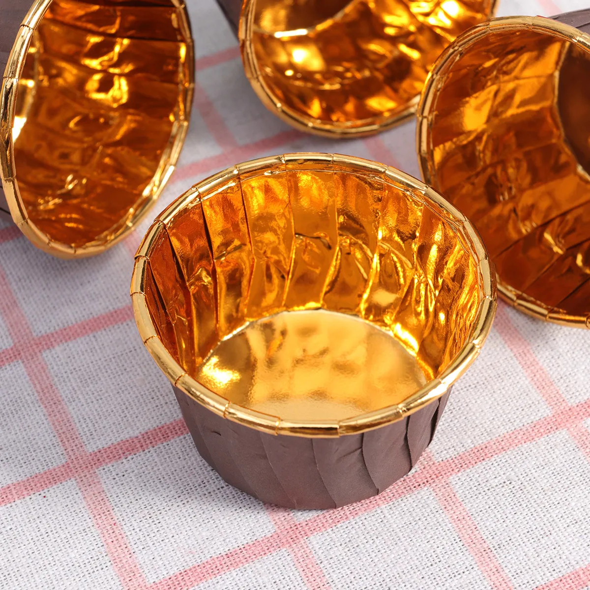 100 шт Одноразовые скрученные чашки для торта Термостойкие кексов (кофе и золотой)