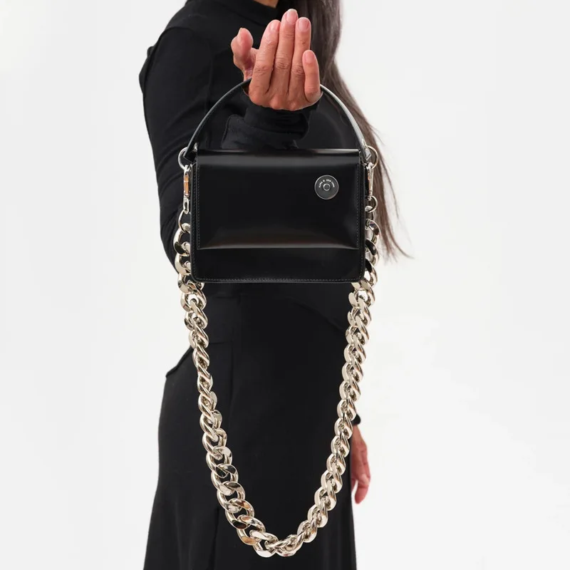 

Женская наплечная сумка на цепочке, нишевая стильная модная сумка через плечо из лакированной кожи с зазубринами, лето