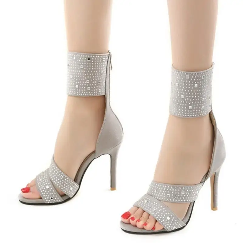 Подходящие женские блестящие летние сандалии с заклепками для вечеринок