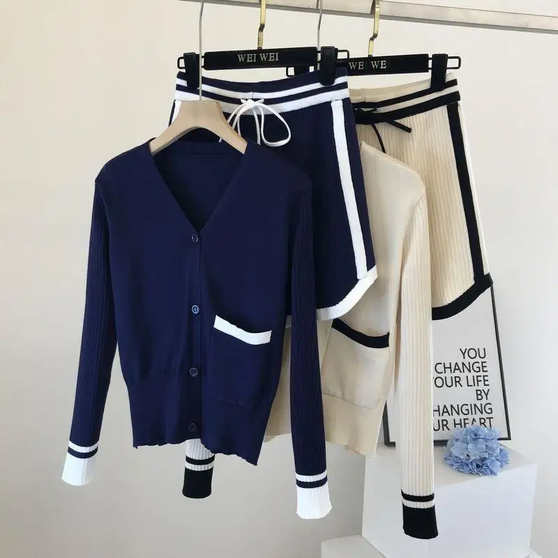 

Корейский вязаный комплект из 2 предметов, однобортный Топ с V-образным вырезом, свитер, кардиган, шорты с широкими штанинами в полоску, женск...