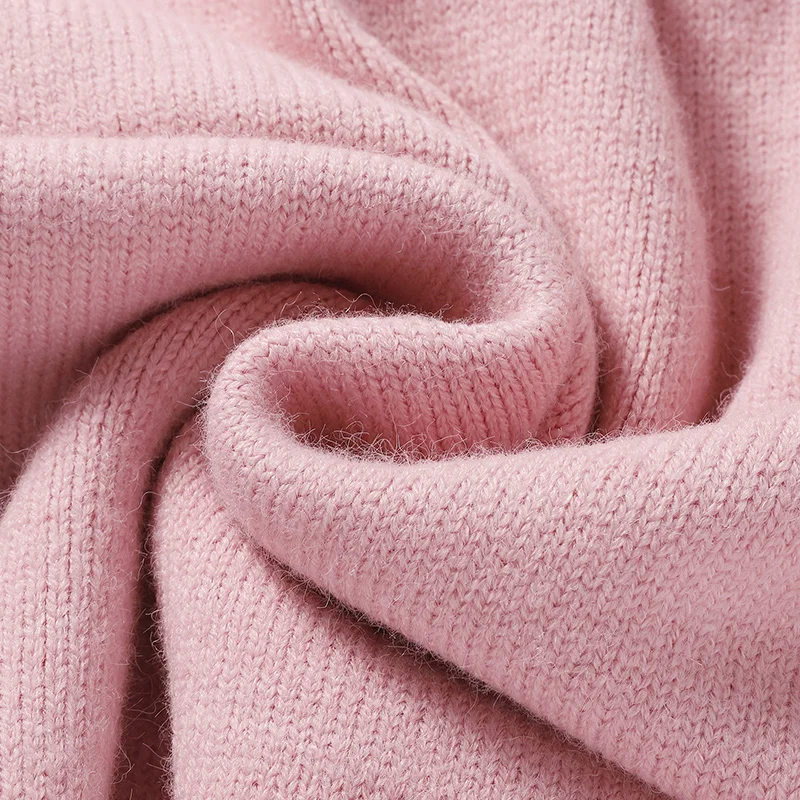 Женский свитер с круглым вырезом длинным рукавом и надписью