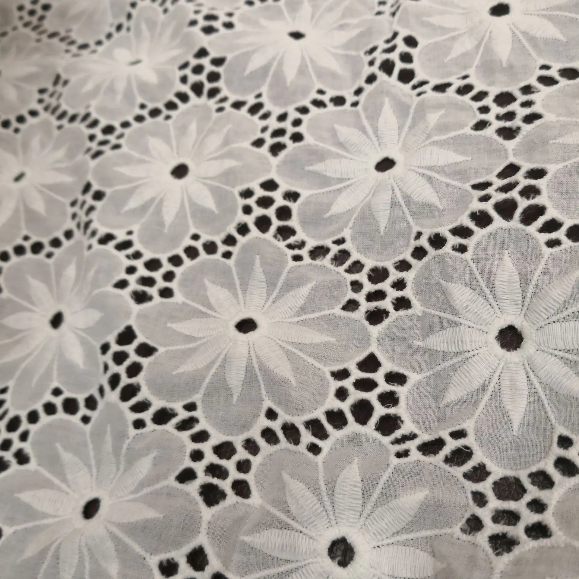 

Хлопчатобумажная ткань с хризантемой, с перфорацией, оптовая продажа платья, Высококачественная кружевная вышитая ткань, ширина 130 см
