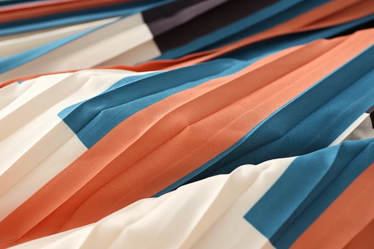 Женское трикотажное платье с длинным рукавом поясом и плиссированной юбкой в