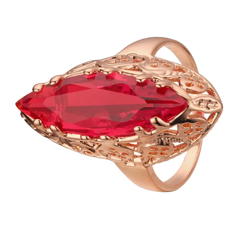 Женское кольцо из розового золота 2020 пробы с фианитом и овальным красным камнем |