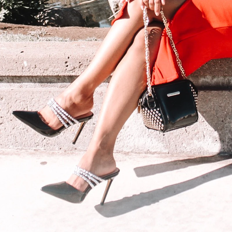 Onlymaker/женские шлепанцы с заклепками и острым носком на ремешке Босоножки без