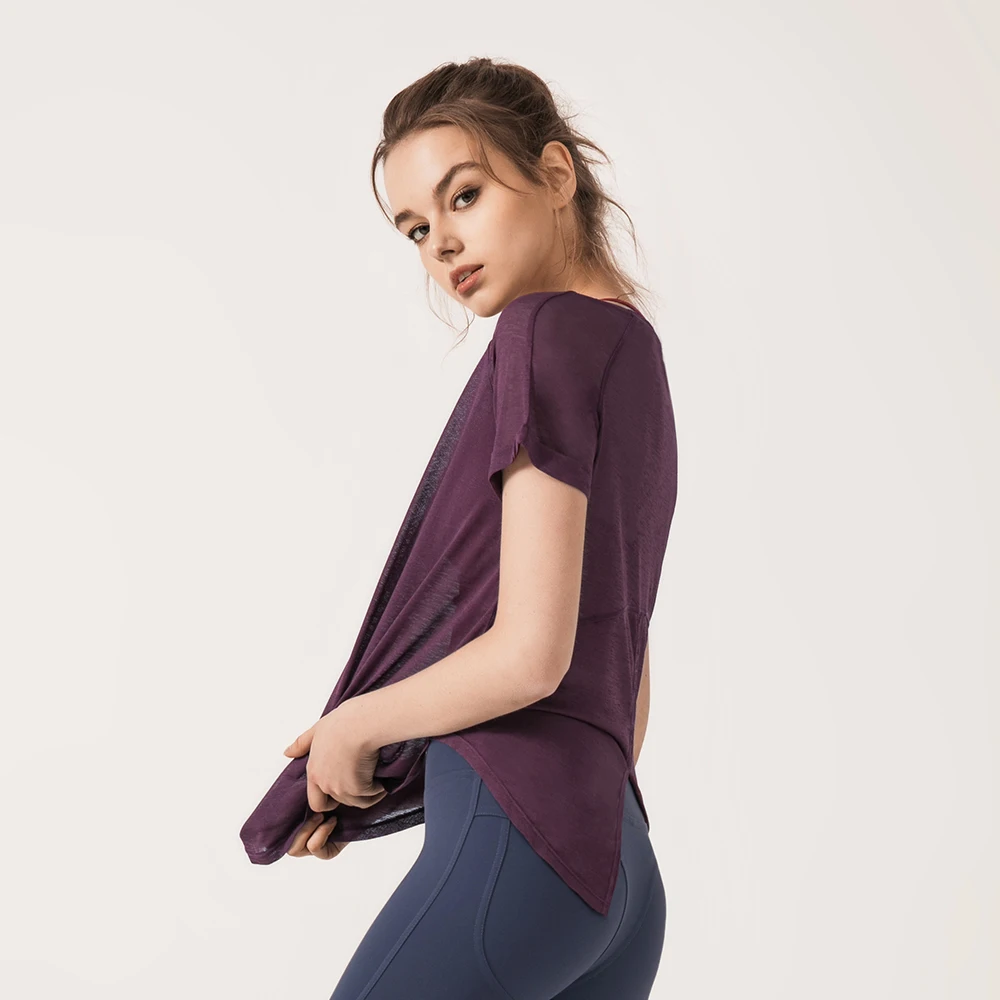 Летняя женская футболка спортивные тонкие дышащие однотонные топы с разрезом