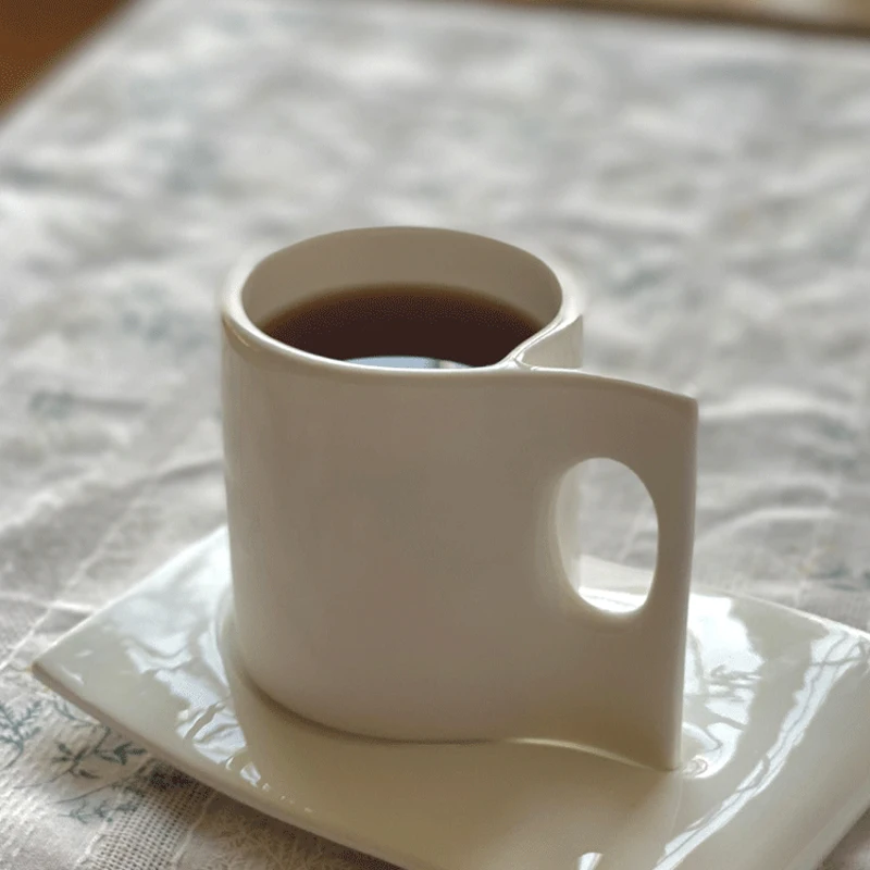 

Белые креативные фарфоровые кружки и блюдца, керамические простые чайные наборы, современные дизайнерские кофейные чашки, чашки для кафе, н...