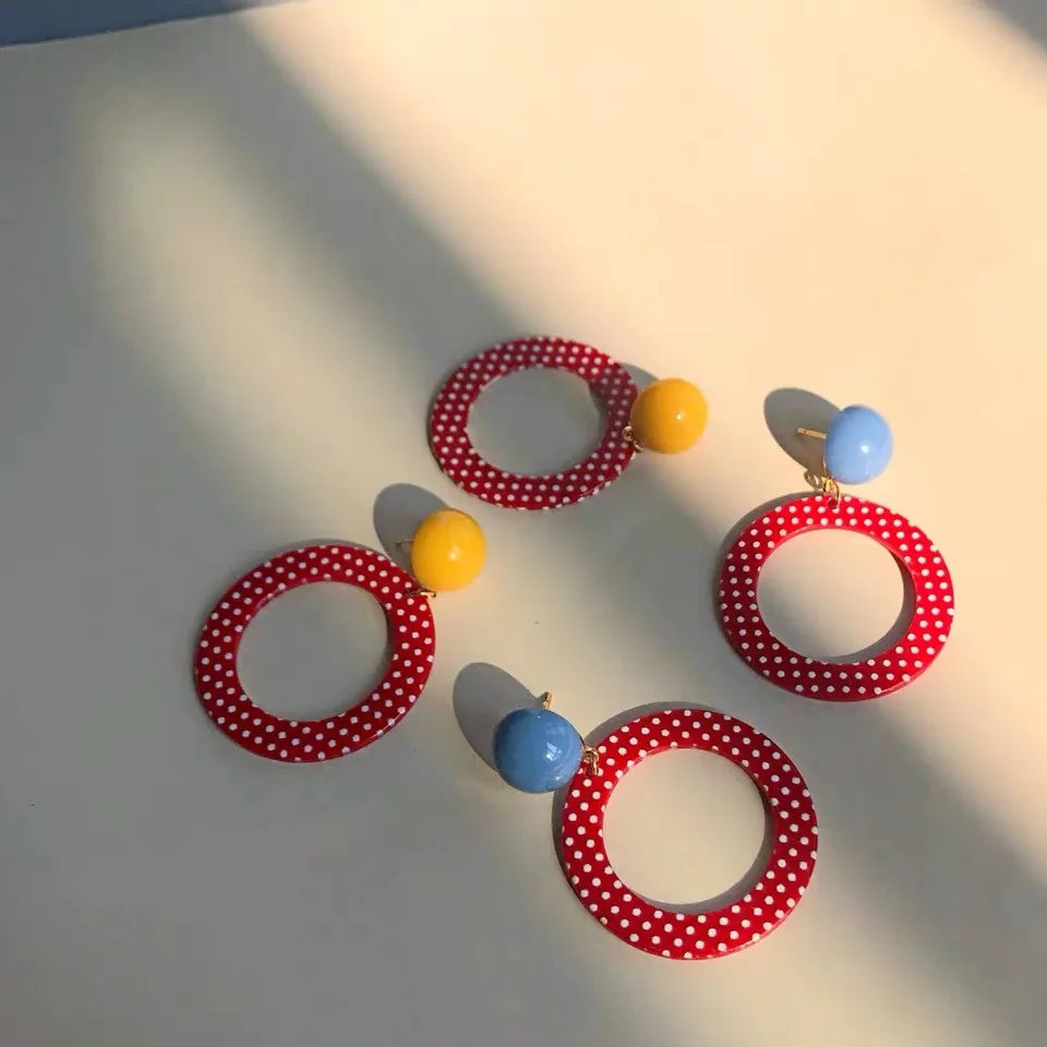 

Original design contrast color retro summer wave point wild simple earrings simple French niche ear clips sexy charming women