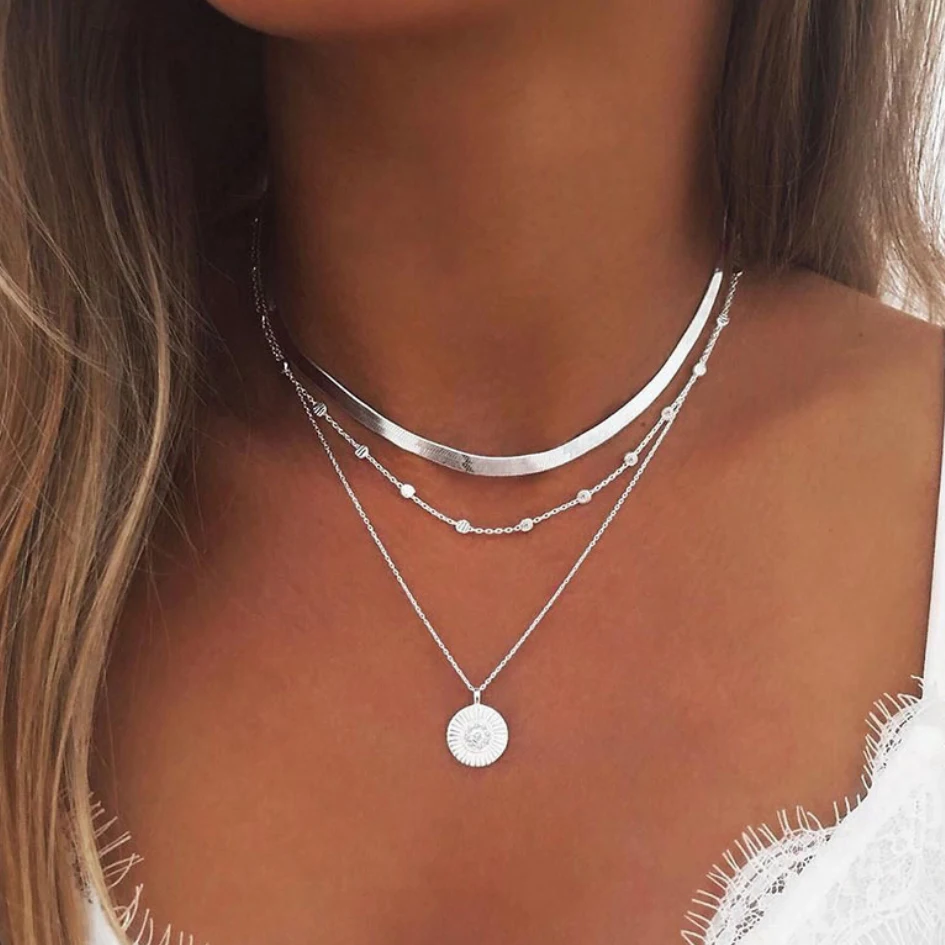 Трехслойное ожерелье чокер с цепью и лезвием круглые диски серебристый цвет