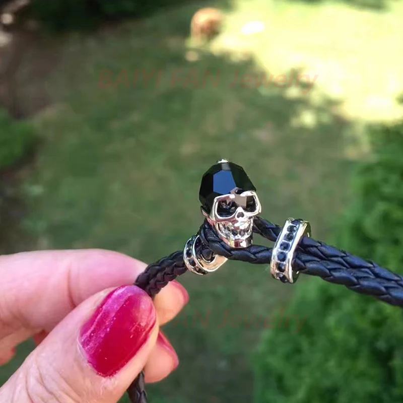 

Fashion Jewelry SWA New Skull Double Braided Leather Men'S Bracelet Black Skull Decoration Crystal Boy Handsome Romantic Jewelry