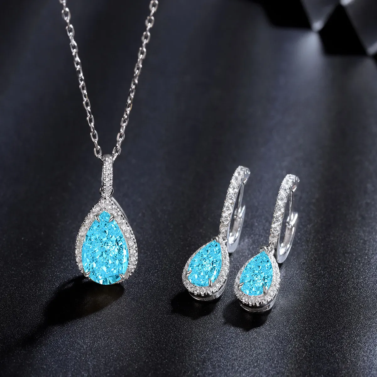 Комплект ювелирных изделий из серебра 925 пробы с муассанитом |