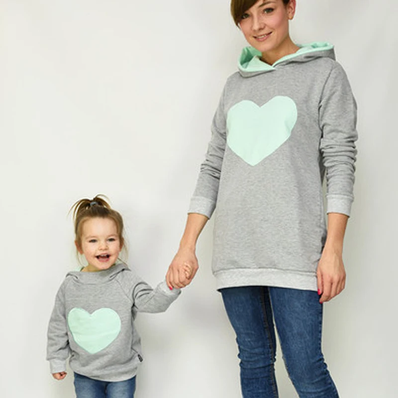 Толстовки с капюшоном для мамы и дочки одинаковые осенние толстовки принтом