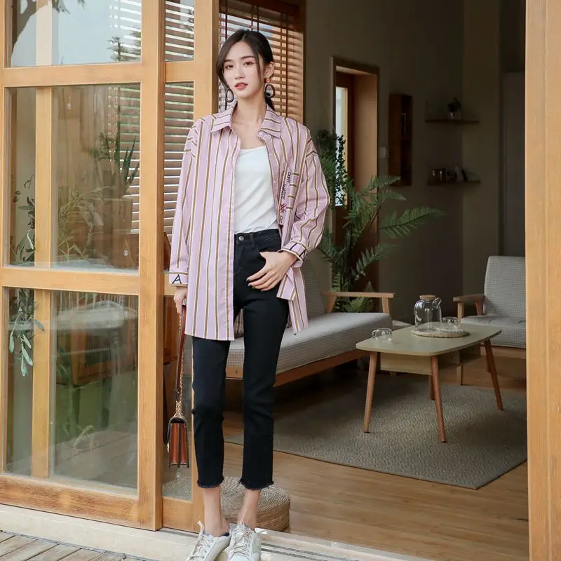 Женская блузка с буквенным принтом Cheerart розовая Свободная рубашка в полоску