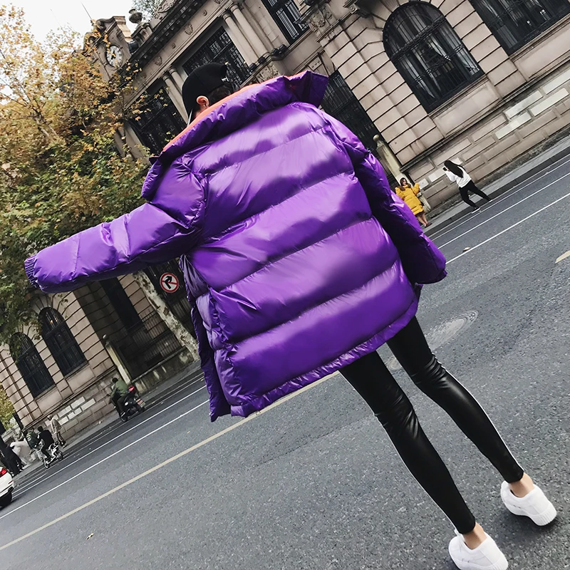 Женская однотонная куртка на хлопковом наполнителе с капюшоном и карманами