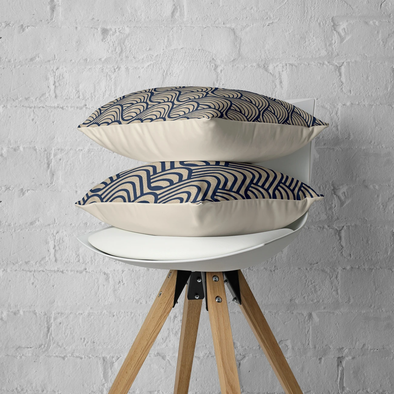 Декоративная льняная наволочка 45x45 с японским волнистым узором - купить по