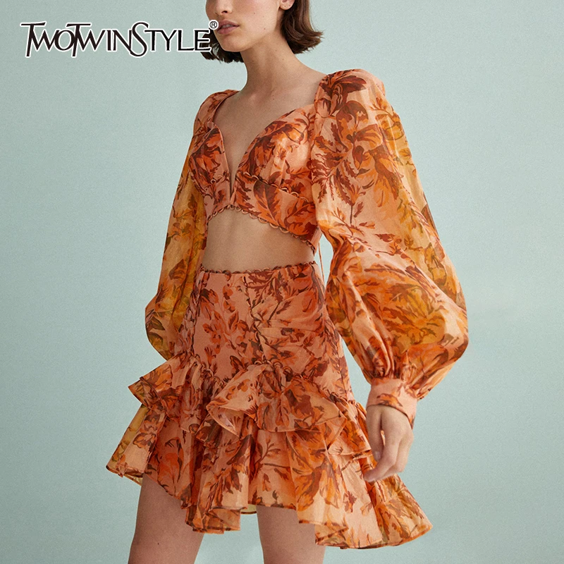 Женский костюм из двух предметов TWOTWINSTYLE белый повседневный с принтом V образным