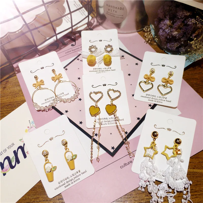 

AVEBIEN All-match Sweet Turmeric Romantic Earrings Lace Crystal Heart-shaped Women's Stud Earrings 2021 Trendy Fashion Jewelry