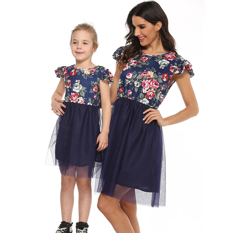Модные одинаковые платья с короткими рукавами для мамы и дочки сетчатые в стиле