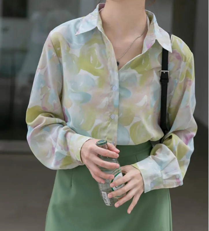 

Женская свободная рубашка с длинным рукавом и принтом