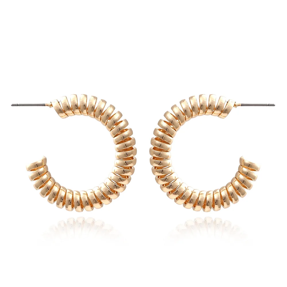 

Серьги-гвоздики женские объемные геометрической формы золотого цвета