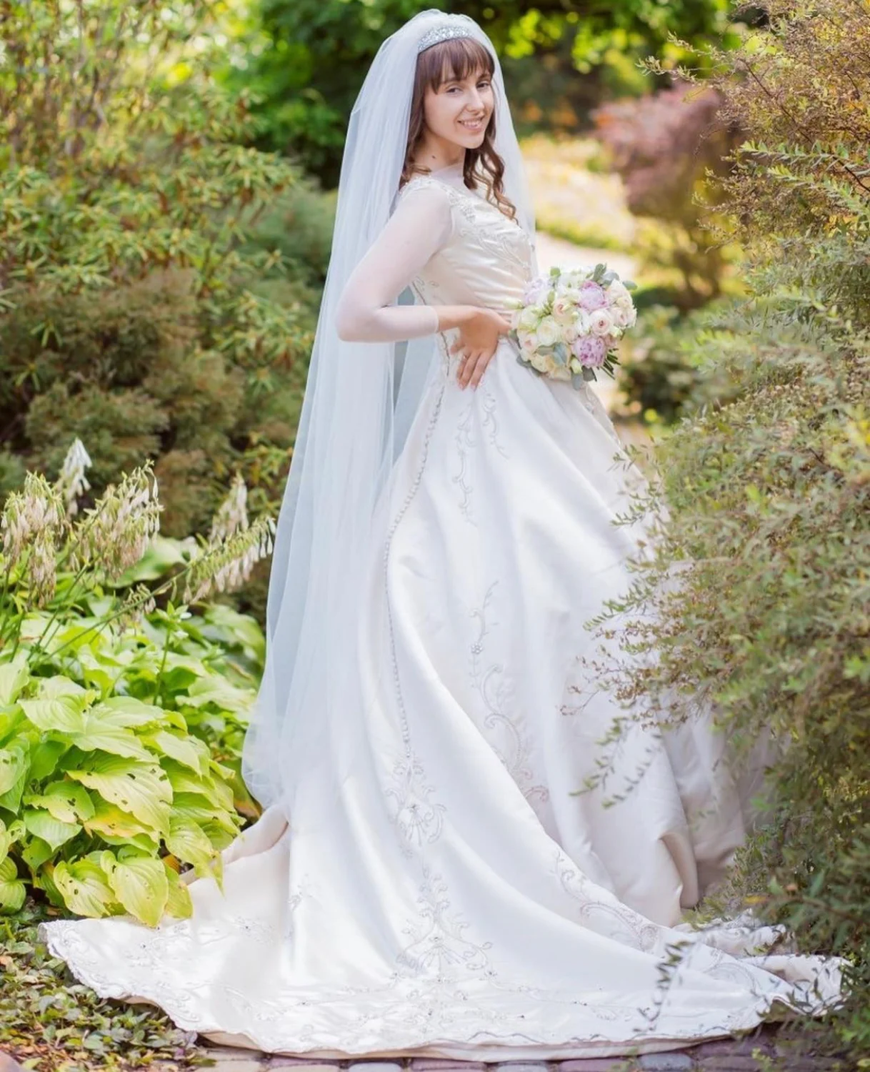 

Luxury Wedding Dress A-Line Full Sleeve Lace Appliques Sequined Beads Crystal Sashes Button Floor Length Sweep Train Bride Gown