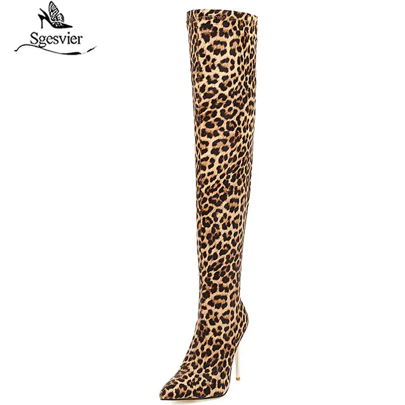 Женские сапоги выше колена с острым носком без застежки на тонком