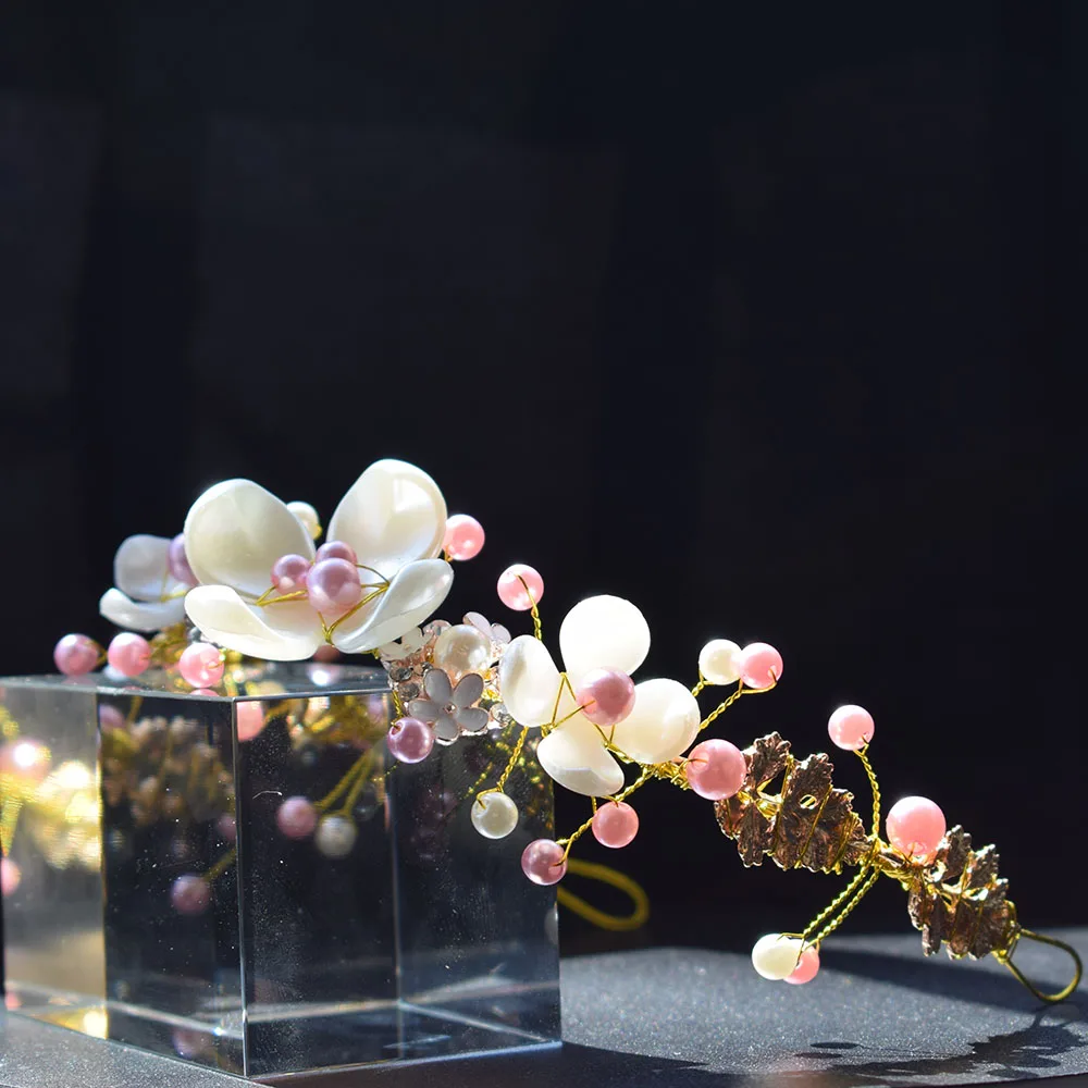 Женский головной убор ручной работы свадебный с розовыми и белыми бусинами