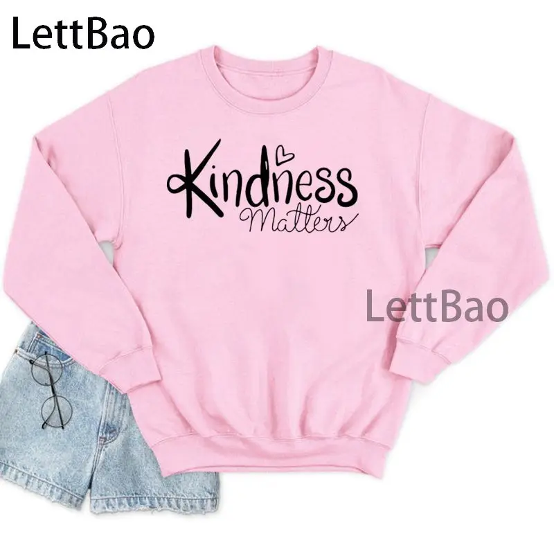 

Женская белая толстовка с принтом надписи на осень и зиму