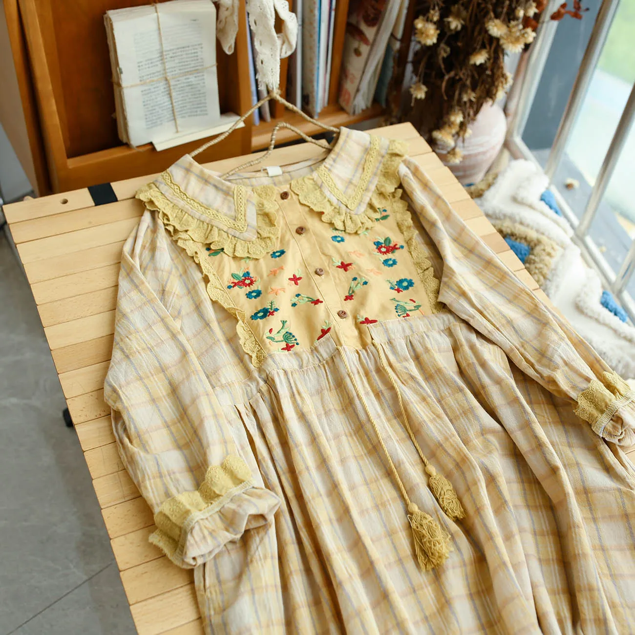 

Sweet Japanese Style Autumn Plaid Dress Women Drawstring Waist Flower Embroidery Loose Dress MD3333