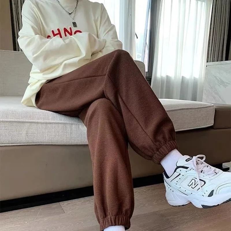 Штаны-джоггеры вафельные женские спортивные коричневые свободные шаровары в