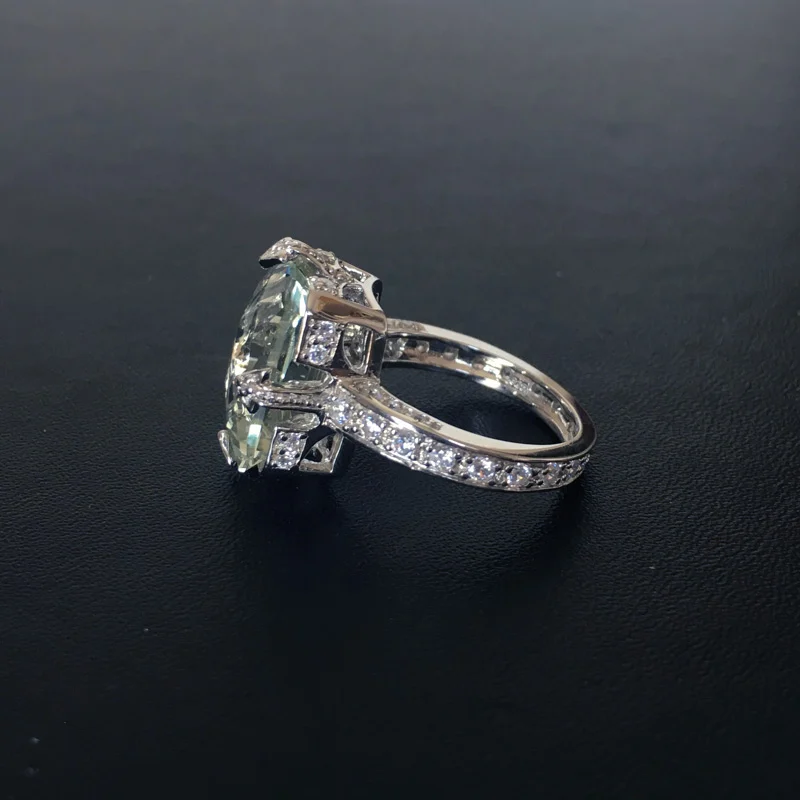 Женское кольцо из серебра 925 пробы с натуральным зелёным аметитом 10 карат |